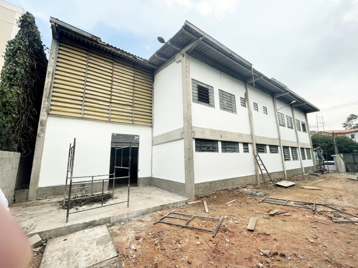 Galpão ainda em reformas em vista lateral a partir de pátio interno